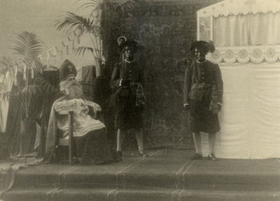 811812 Afbeelding van Sinterklaas die een bezoek brengt aan de kinderen van werknemers van de Carrosserie- en ...